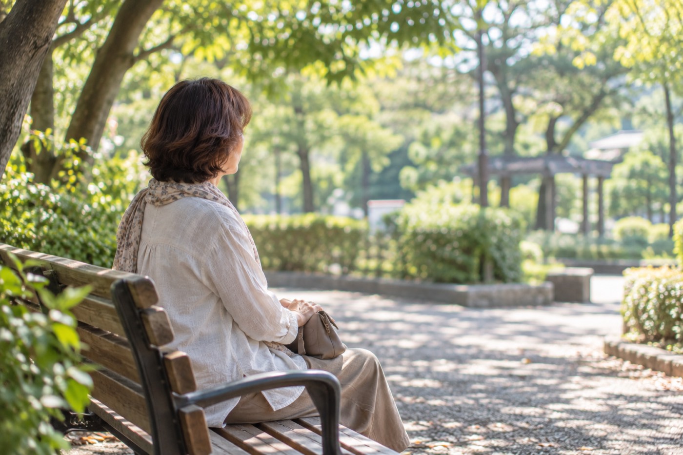 公園のベンチに一人で座る女性